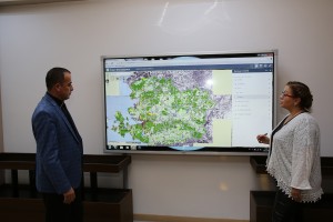 Konuşmaların ardından Türkan Taş KÖROĞLU ve Metin MEMİŞ ile birlikte dijital sistem üzerinden projenin ayrıntıları ile ilgili bilgi verdi.